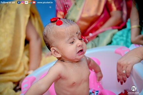 Rice-Ceremony-Kolkata-bathing baby